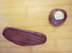 其中一块加少许可可粉，揉匀后分成两部分，一部分团成球，另一部分擀成长条薄片，边缘卷起