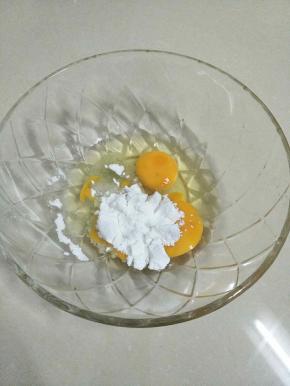把鸡蛋，糖粉倒入碗中。