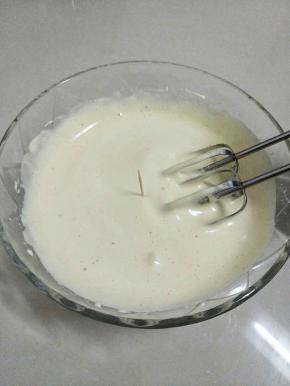 用打蛋器打发，把牙签插进去不倒的状态即可。