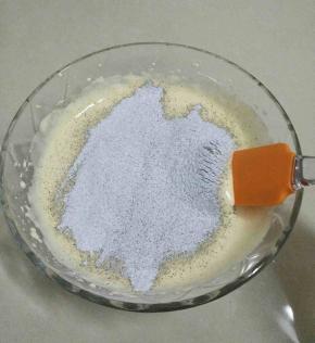 分三次筛入混合好的两种粉类(黑米粉和糯米粉)