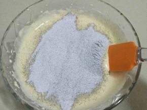 分三次筛入混合好的两种粉类(黑米粉和糯米粉)