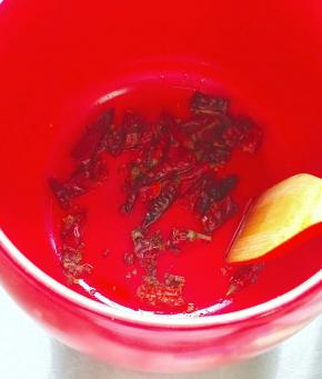 砂锅里面放入适量花生油，烧热，把干辣椒，花椒放入里面，小火慢慢炒香捞出。(注意，这个步骤只有可以干烧的砂锅才能这样操作，我用的是干烧急冷都不破的坤博砂锅，所以这样操作没问题)