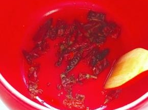 砂锅里面放入适量花生油，烧热，把干辣椒，花椒放入里面，小火慢慢炒香捞出。(注意，这个步骤只有可以干烧的砂锅才能这样操作，我用的是干烧急冷都不破的坤博砂锅，所以这样操作没问题)