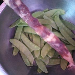 准备好腊肠，荷兰豆去筋洗净。