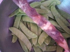 准备好腊肠，荷兰豆去筋洗净。