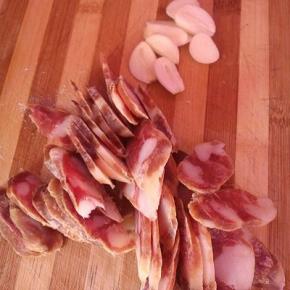 把腊肠切成薄片，(也可以放入锅中提前蒸个十分钟)。