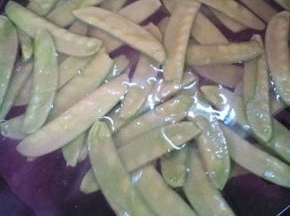 做水烧开，加入少许的盐，几滴油，下荷兰豆焯水一分钟。