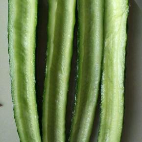 黄瓜对半切开，用勺子挖掉里面的籽，(更清脆哦！