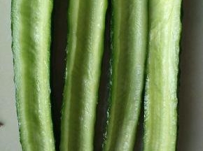 黄瓜对半切开，用勺子挖掉里面的籽，(更清脆哦！