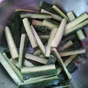 切成条，加入盐拌匀，腌20分钟(出的汁水不用