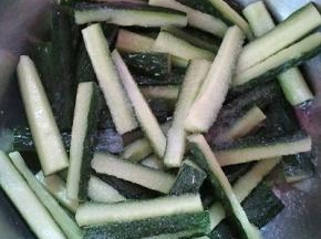 切成条，加入盐拌匀，腌20分钟(出的汁水不用