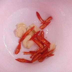 把蒜和小米辣切一下