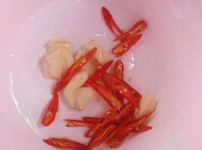 把蒜和小米辣切一下