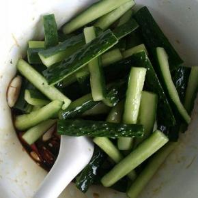 再加入腌好的黄瓜条拌匀。用保鲜膜保好，放入冰箱冷藏，腌制一个晚上让其入味即可。