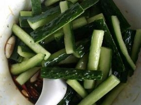 再加入腌好的黄瓜条拌匀。用保鲜膜保好，放入冰箱冷藏，腌制一个晚上让其入味即可。