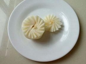 从1/3处切开(为了好看，利用工具切了个花刀。