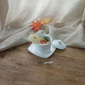 出锅前五分钟放入枸杞即可。