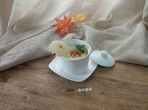 出锅前五分钟放入枸杞即可。