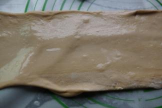 刷一层清水，由下往上卷起来