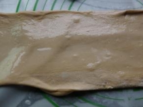 刷一层清水，由下往上卷起来