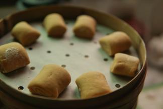 卷好的馒头切小段放蒸笼上醒发20分钟