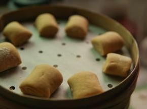 卷好的馒头切小段放蒸笼上醒发20分钟