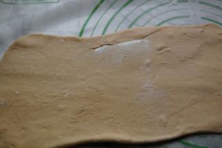 发酵好的面团继续揉面排气，然后用擀面杖擀成薄片