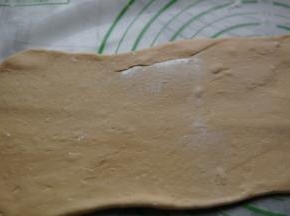 发酵好的面团继续揉面排气，然后用擀面杖擀成薄片
