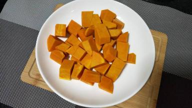 南瓜削皮洗净，切块