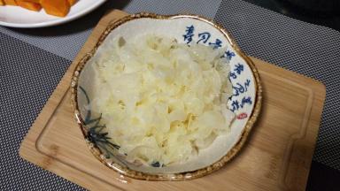 银耳提前用温水泡发，清洗干净去蒂切碎