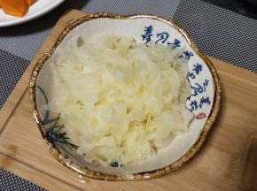 银耳提前用温水泡发，清洗干净去蒂切碎