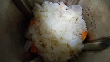 南瓜银耳放入豆浆机中