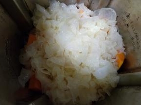 南瓜银耳放入豆浆机中