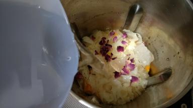 放冰糖和玫瑰花瓣，加入矿泉水