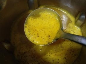 用豆浆或米糊功能，煮好后将泡法撇去不要