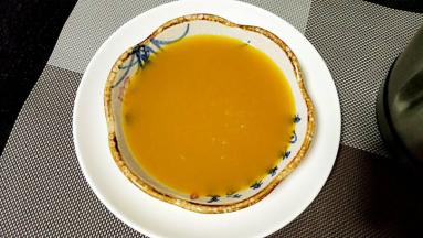 倒入碗中，再撒上玫瑰花即可