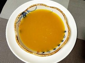 倒入碗中，再撒上玫瑰花即可