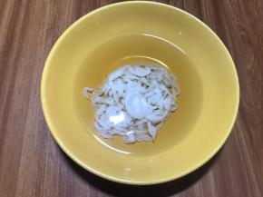 准备脆皮肠衣，反复清洗干净后，放水中浸泡加入两大勺料酒