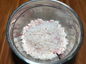 脆骨碎放入肉馅中