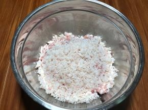 脆骨碎放入肉馅中