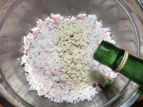 放入白胡椒粉和白酒，搅拌均匀