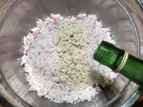 放入白胡椒粉和白酒，搅拌均匀