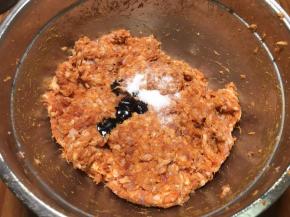 我买的奥尔良粉不是很咸，又加了几克盐，加入老抽调色