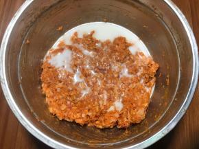 分词加入馅料中，顺时针搅匀，直至淀粉水吸收