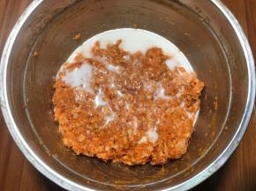 分词加入馅料中，顺时针搅匀，直至淀粉水吸收