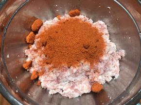 放入奥尔良调味粉，品牌不同含盐量不同，加的量也要酌情