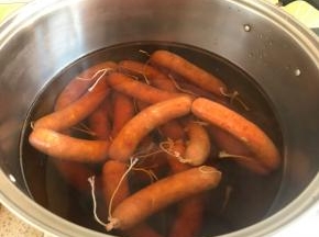 准备一锅水，水里加些老抽调色，开始煮肠