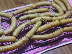 大约煮30分钟，根据肠的粗细决定时间，煮好后，放架子上凉透