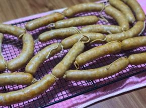 大约煮30分钟，根据肠的粗细决定时间，煮好后，放架子上凉透