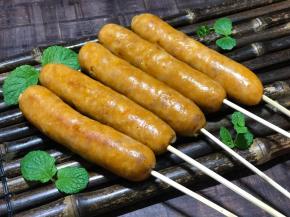 脆皮肠平时保存冷冻，食用时提前取出解冻，用水煮热透，或者蒸透，可以煮火锅，可以煮麻辣烫，也可以烧烤串竹签上